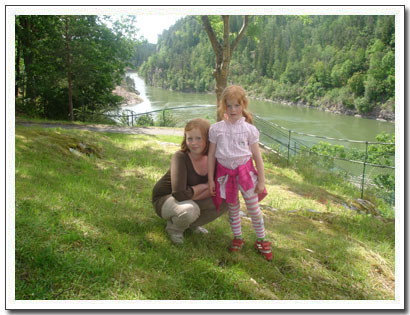 Andrea och Henriette vid Trollhttefallen
